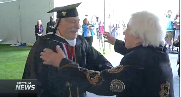 Cuando recibió su diploma en Historia (a los 92 años), Mann dijo que estaba considerando estudiar un master. Fuente: TWCNews